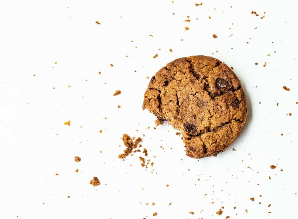 Politique de gestion des cookies 2 brown round cookie on white surface