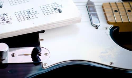 Guitare Pratique Illustration Chord Dict - diagramme d'accord - Comment lire un diagramme d'accord à la guitare - Si vous vous êtes déjà demandé comment lire un diagramme d'accord à la guitare, ou s’il vous est arrivé de devoir retourner le schéma dans tous les sens pour comprendre comment poser les doigts sur la guitare, alors cet article est l’article dont vous avez besoin.