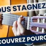 Votre niveau en guitare stagne ? Voici pourquoi 10 Un guitariste jouant de la guitare, symbolisant la stagnation du niveau et les solutions pour progresser efficacement."