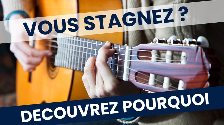 Un guitariste jouant de la guitare, symbolisant la stagnation du niveau et les solutions pour progresser efficacement."