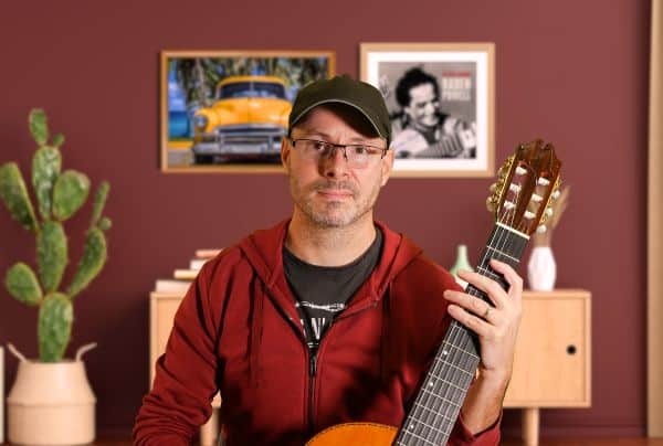 Photo qui suis je - Atelier - Jouer de la guitare avec aisance - Comment enfin enchaîner tes accords sans blocage, jouer en rythme… et ressentir le plaisir d’un jeu confiant et solide ?